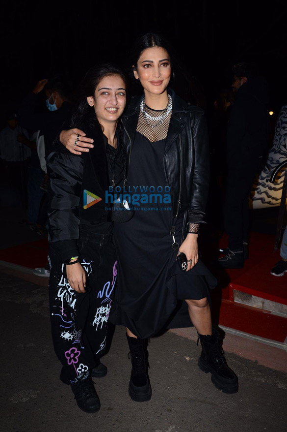photos shruti haasan and akshara haasan snapped attending an art exhibition 5