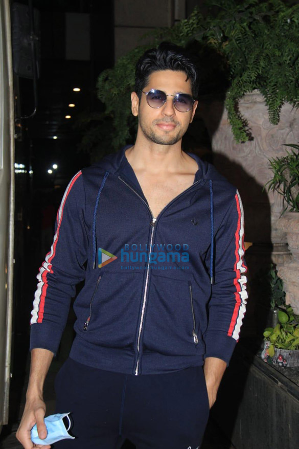 Photos: Sidharth Malhotra dons a casual avatar as he gets snapped post a shoot in Juhu