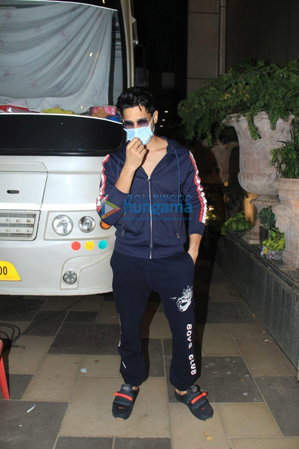photos sidharth malhotra dons a casual avatar as he gets snapped post a shoot in juhu 3