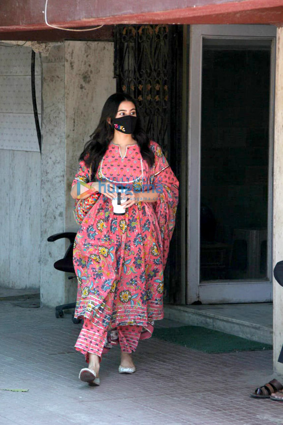 Photos: Sisters Janhvi Kapoor and Khushi Kapoor opt for athleisure wear, Sara Ali Khan wears a suit as they get spotted outside their Pilates class Photos: Sisters Janhvi Kapoor and Khushi Kapoor opt for athleisure wear, Sara Ali Khan wears a suit as they get spotted outside their Pilates class
