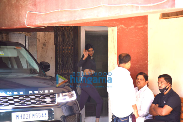 photos sisters janhvi kapoor and khushi kapoor opt for athleisure wear sara ali khan wears a suit as they get spotted outside their pilates class 3
