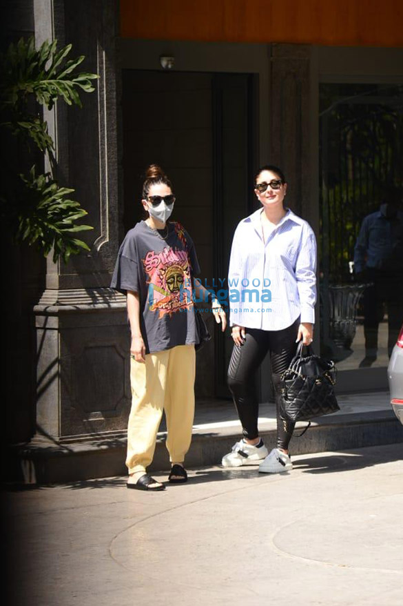 Photos: Sisters Kareena Kapoor Khan and Karisma Kapoor snapped along with Jehangir Ali Khan at their father Randhir Kapoor’s residence in Bandra Photos: Sisters Kareena Kapoor Khan and Karisma Kapoor snapped along with Jehangir Ali Khan at their father Randhir Kapoor’s residence in Bandra