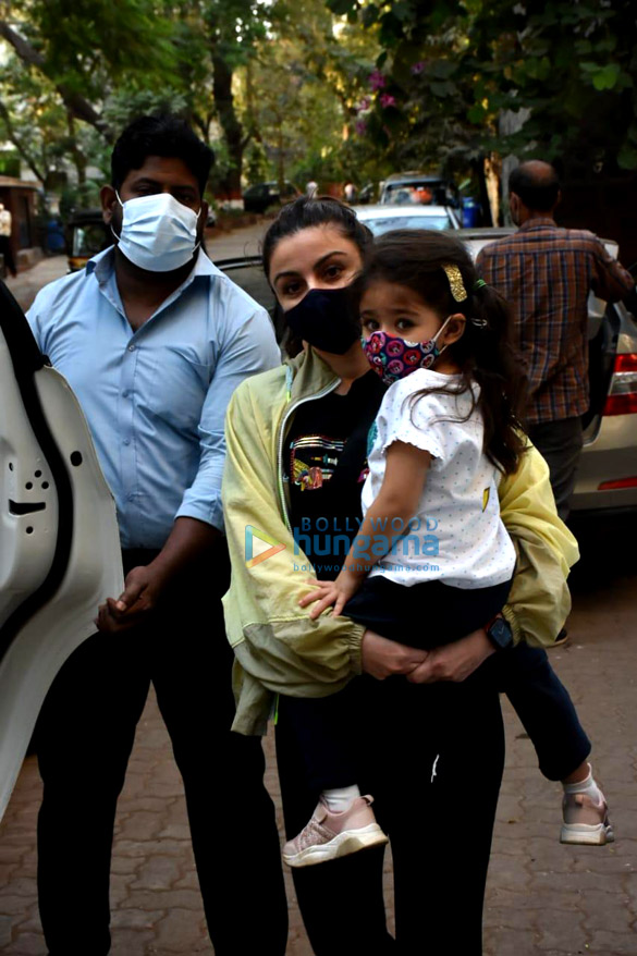 Photos: Soha Ali Khan snapped with her daughter Inaaya Naumi Kemmu in Bandra Photos: Soha Ali Khan snapped with her daughter Inaaya Naumi Kemmu in Bandra