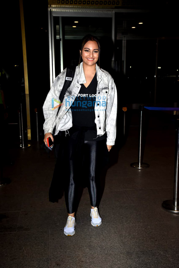 Photos: Sonakshi Sinha, Raveena Tandon, Rakul Preet Singh and others snapped at the airport Photos: Sonakshi Sinha, Raveena Tandon, Rakul Preet Singh and others snapped at the airport