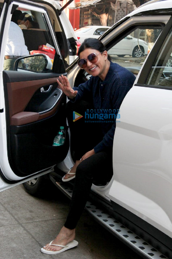photos sushmita sen spotted in khar 1 3