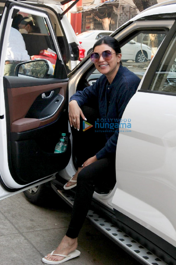 photos sushmita sen spotted in khar 4 3