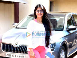 Photos: Tanishaa Mukerji, Kim Sharma and Sara Ali Khan spotted in Santacruz