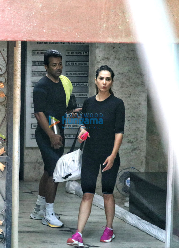 photos tanishaa mukerji kim sharma and sara ali khan spotted in santacruz 2