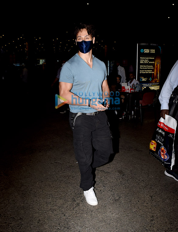 photos tiger shroff tara sutaria and nushrratt bharuccha were spotted late last night at the mumbai airport 4
