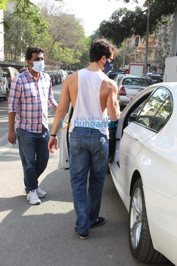 photos tiger shroff keeps it casual as he gets spotted in the city 1
