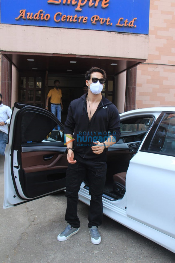 photos tiger shroff snapped in an all black outfit outside a dubbing studio in andheri 3 photos tiger shroff snapped in an all black outfit outside a dubbing studio in andheri 3