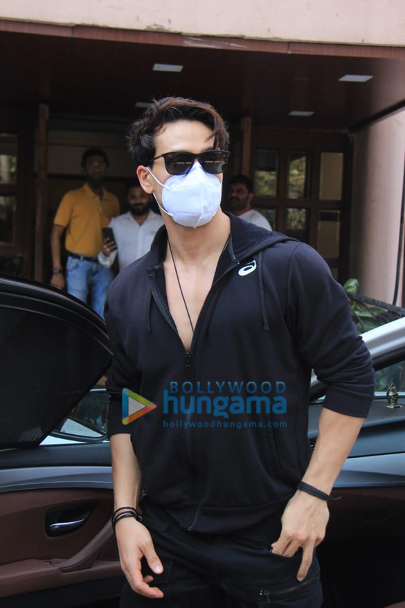 photos tiger shroff snapped in an all black outfit outside a dubbing studio in andheri 4 photos tiger shroff snapped in an all black outfit outside a dubbing studio in andheri 4