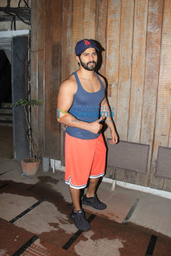 photos varun dhawan sports a ganji and shorts as he gets spotted in juhu 3