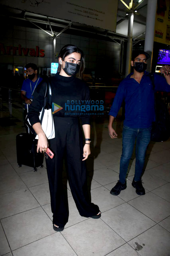 photos vicky kaushal katrina kaif and rashmika mandanna snapped at the airport 4