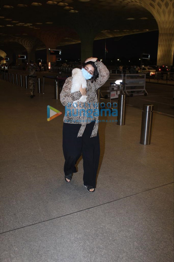 photos vijay deverakonda and charmy kaur snapped at the airport 4
