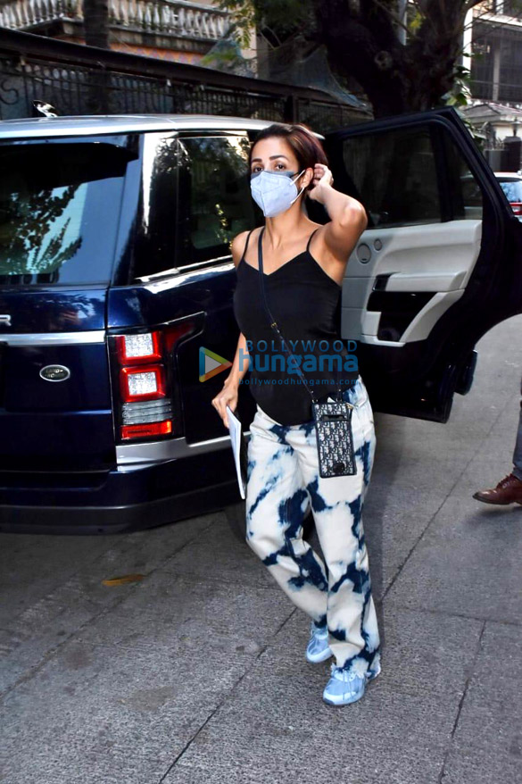 Photos: Malaika Arora snapped at her mother’s house in Bandra
