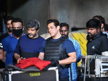 Salman Khan wraps the shoot of his cameo in Chiranjeevi starrer Godfather; director Mohan Raja shares glimpses from the sets Salman Khan wraps the shoot of his cameo in Chiranjeevi starrer Godfather; director Mohan Raja shares glimpses from the sets