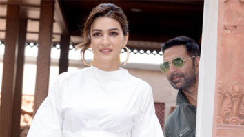 Akshay Kumar photobombs Kriti Sanon during Bachchhan Paandey promotions