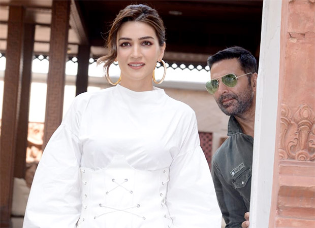 Akshay Kumar photobombs Kriti Sanon during Bachchhan Paandey promotions