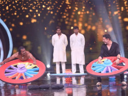 Akshay Kumar plays a jaw-dropping game of strength with contestant Tipu Pehelwaan on Hunarbaaz – Desh Ki Shaan