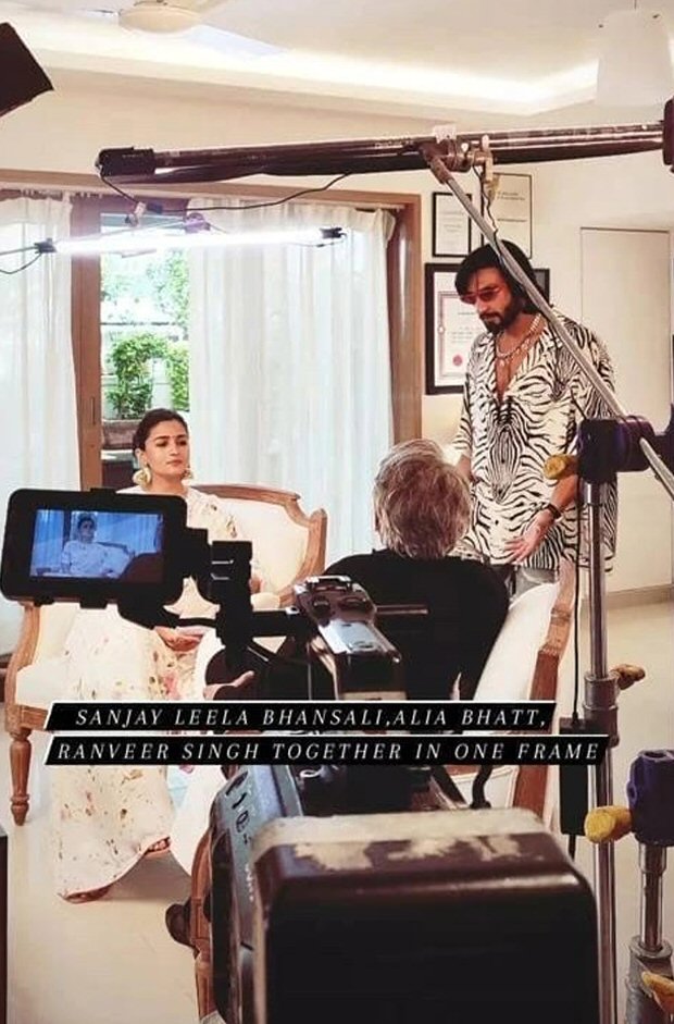 Gangubai Kathiawadi: Alia Bhatt and Sanjay Leela Bhansali captured in conversation with Ranveer Singh in an epic photo Gangubai Kathiawadi: Alia Bhatt and Sanjay Leela Bhansali captured in conversation with Ranveer Singh in an epic photo