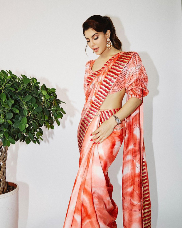Jacqueline Fernandez looks elegant during Bachchhan Paandey promotions in breathtaking orange printed contemporary saree and backless blouse Jacqueline Fernandez looks elegant during Bachchhan Paandey promotions in breathtaking orange printed contemporary saree and backless blouse