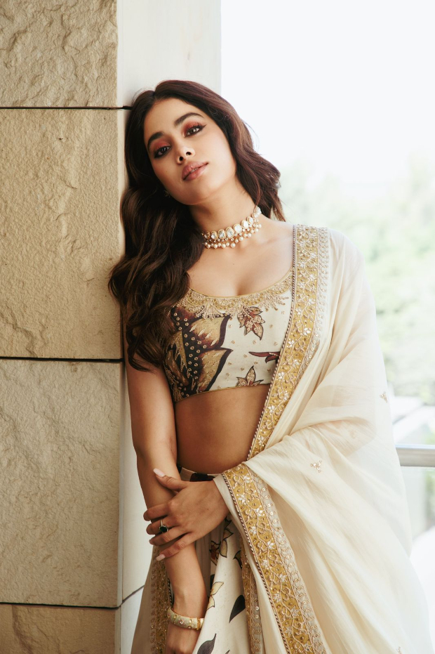 Janhvi Kapoor turns into a gorgeous showstopper in backless brick maroon lehenga and backless blouse by Punit Balana at Lakme Fashion Week Janhvi Kapoor turns into a gorgeous showstopper in backless brick maroon lehenga and backless blouse by Punit Balana at Lakme Fashion Week
