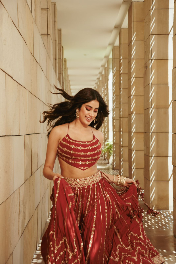 Janhvi Kapoor turns into a gorgeous showstopper in backless brick maroon lehenga and backless blouse by Punit Balana at Lakme Fashion Week Janhvi Kapoor turns into a gorgeous showstopper in backless brick maroon lehenga and backless blouse by Punit Balana at Lakme Fashion Week