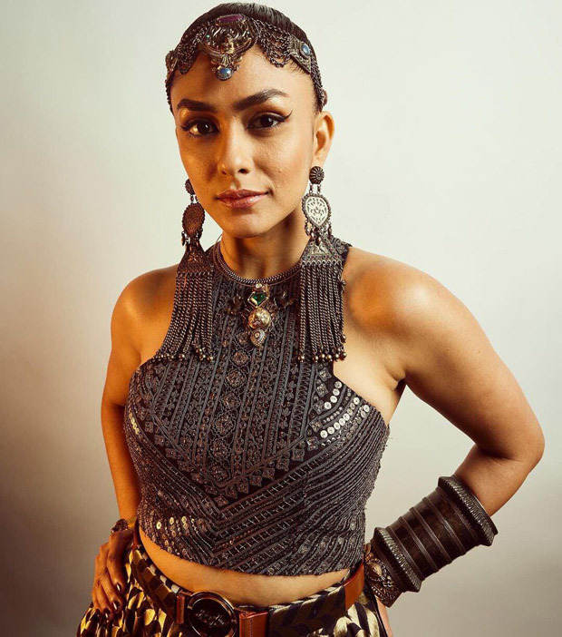 Mrunal Thakur exudes royal elegance as she turns showstopper for JJ Valaya at Lakme Fashion Week