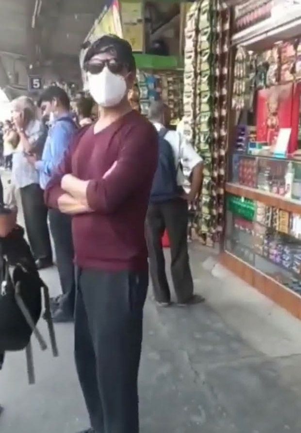 Nawazuddin Siddiqui travels undercover in Mumbai local train to arrive on time for an interview, watch video Nawazuddin Siddiqui travels undercover in Mumbai local train to arrive on time for an interview, watch video