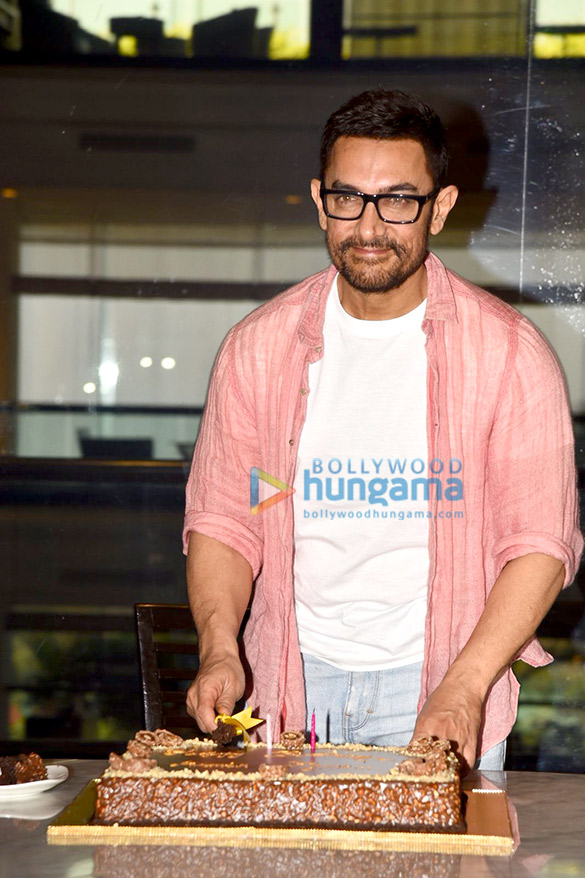 photos aamir khan cuts the cake with media at his home in bandra 1