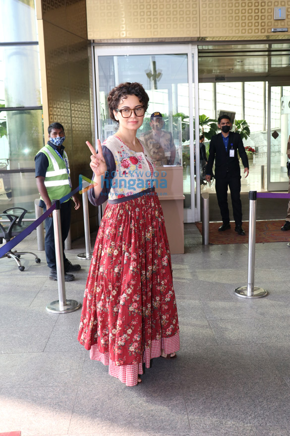 photos actors kangana ranaut and kiara advani spotted at the airport 1