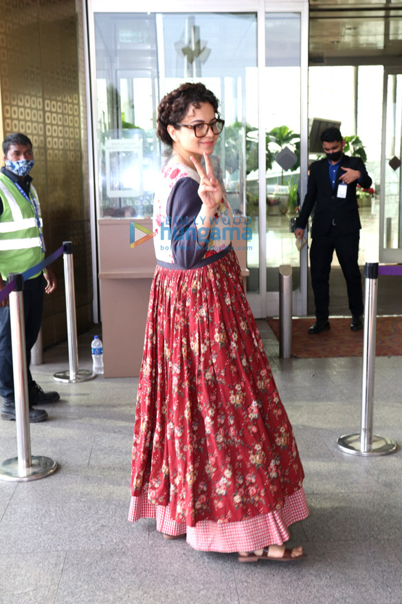 photos actors kangana ranaut and kiara advani spotted at the airport 5