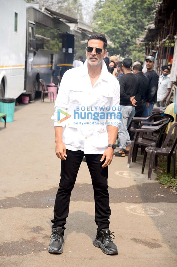 photos akshay kumar kriti sanon jacqueline fernandez arshad warsi and farhad samji snapped on sets of the kapil sharma show promoting their soon to release film bachchhan paandey 8