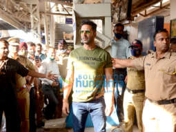 Photos: Akshay Kumar, Kriti Sanon, Jacqueline Fernandez, Arshad Warsi and others spotted at Borivali Station as they board a train to Delhi