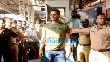 Photos: Akshay Kumar, Kriti Sanon, Jacqueline Fernandez, Arshad Warsi and others spotted at Borivali Station as they board a train to Delhi