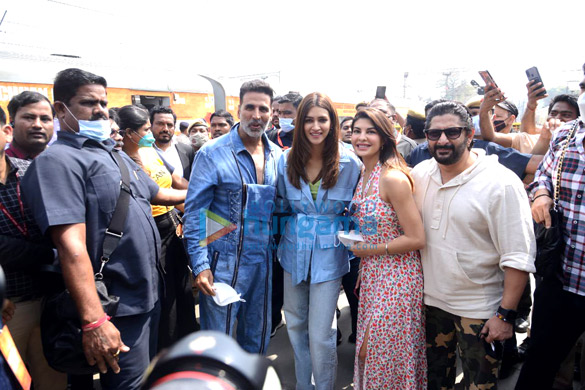 photos akshay kumar kriti sanon jacqueline fernandez and arshad warsi reach delhi railway station via train 3