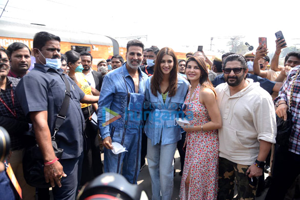 photos akshay kumar kriti sanon jacqueline fernandez and arshad warsi reach delhi railway station via train 5