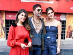 Photos: Akshay Kumar, Kriti Sanon, and Jacqueline Fernandez open the advance bookings for Bachchhan Paandey at Gaiety Galaxy