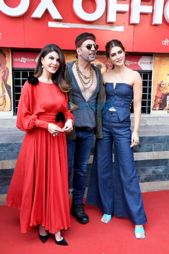 Photos: Akshay Kumar, Kriti Sanon, and Jacqueline Fernandez open the advance bookings for Bachchhan Paandey at Gaiety Galaxy Photos: Akshay Kumar, Kriti Sanon, and Jacqueline Fernandez open the advance bookings for Bachchhan Paandey at Gaiety Galaxy