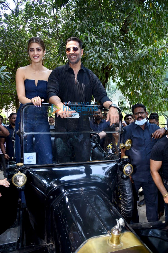 photos akshay kumar and kriti sanon snapped at the national museum of indian cinema 3