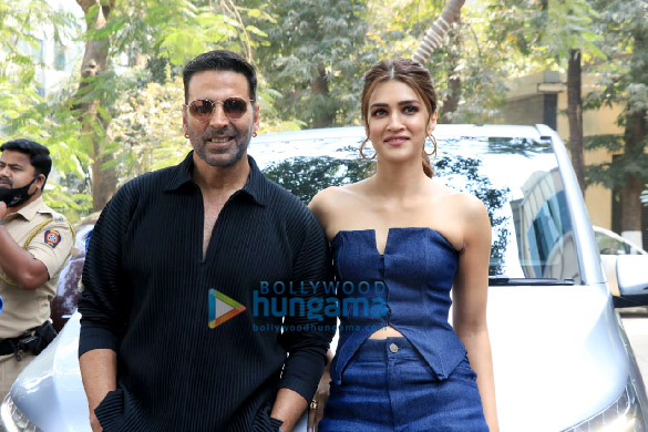 photos akshay kumar and kriti sanon snapped at the national museum of indian cinema 6