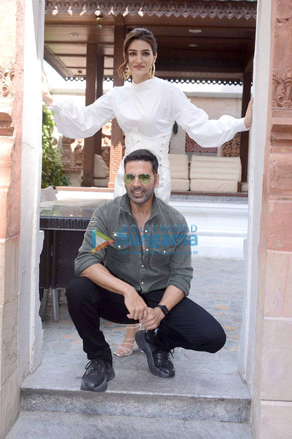 photos akshay kumar and kriti sanon strike a pose in delhi as they promote their film bachchan pandey 4