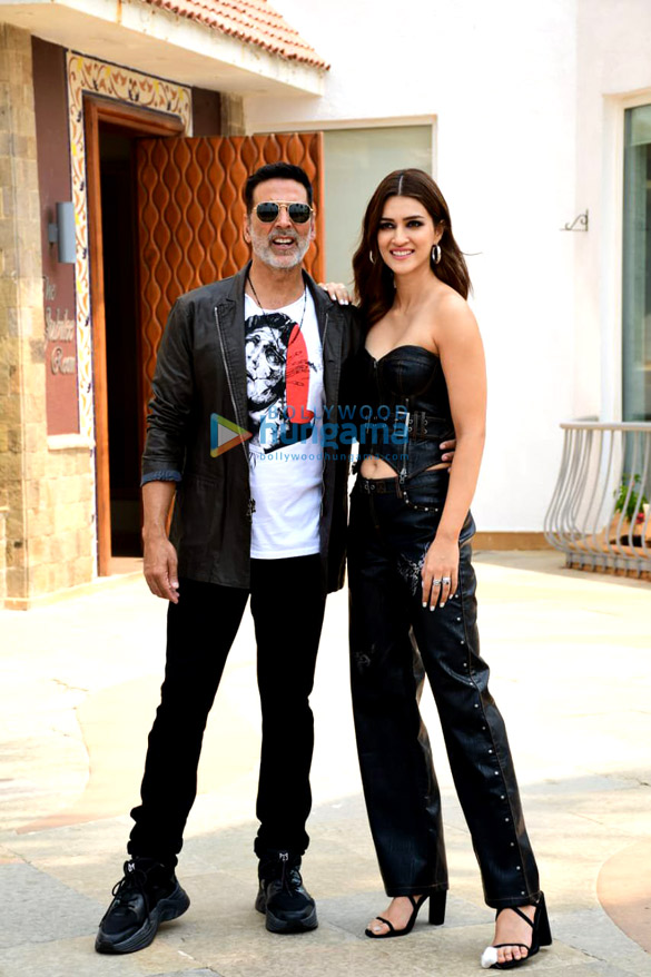 photos akshay kumar and kriti sanon twin in black arshad warsi keeps it casual as they promote their film bachchhan paandey 1