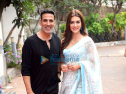 Photos: Akshay Kumar spotted in grey athleisure wear, Kriti Sanon sports a white saree as they promote their film Bachchhan Paandey on the sets of Hunarbaaz – Desh Ki Shaan