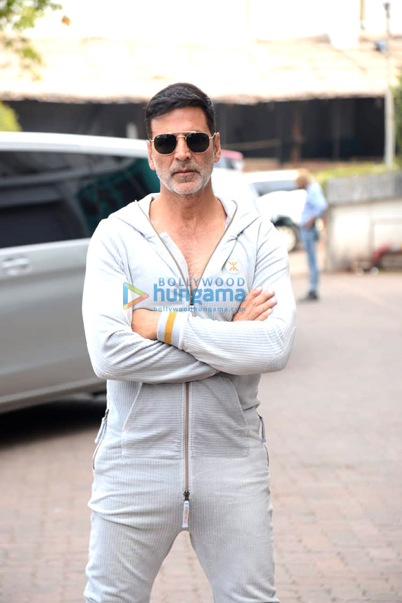 photos akshay kumar spotted in grey athleisure wear kriti sanon sports a white saree as they promote their film bachchhan paandey on the sets of hunarbaaz desh ki shaan 1