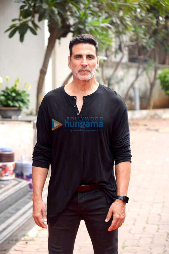 photos akshay kumar spotted in grey athleisure wear kriti sanon sports a white saree as they promote their film bachchhan paandey on the sets of hunarbaaz desh ki shaan 2 3