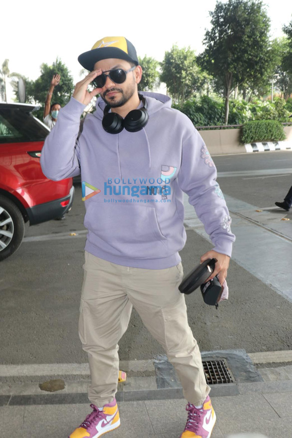photos alaya f vijay deverakonda charmi kaur and others snapped at the airport 9