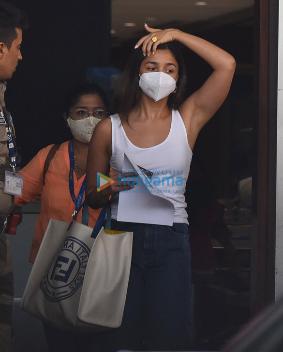 photos alia bhatt snapped with shaheen bhatt and soni razdan at the private airport in kalina as they return from their vacation in the maldives 6