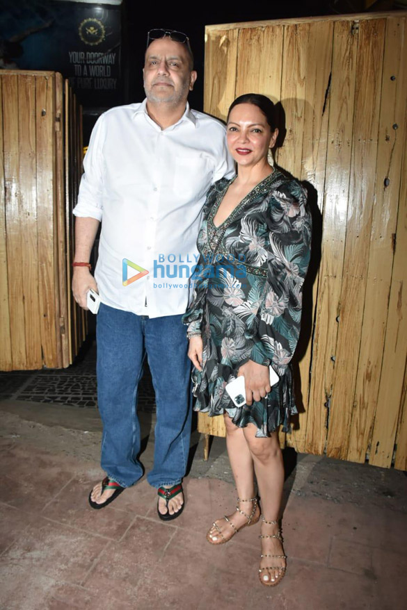 photos ananya panday steps out in style on monday night for dinner with parents chunky pandey and bhavana pandey at bastian in bandra 2